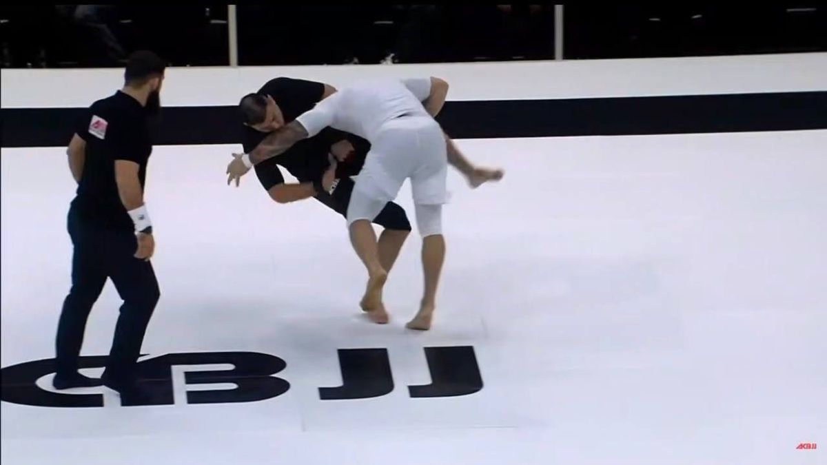 Казахстанский боец Дамир Исмагулов (в черном)