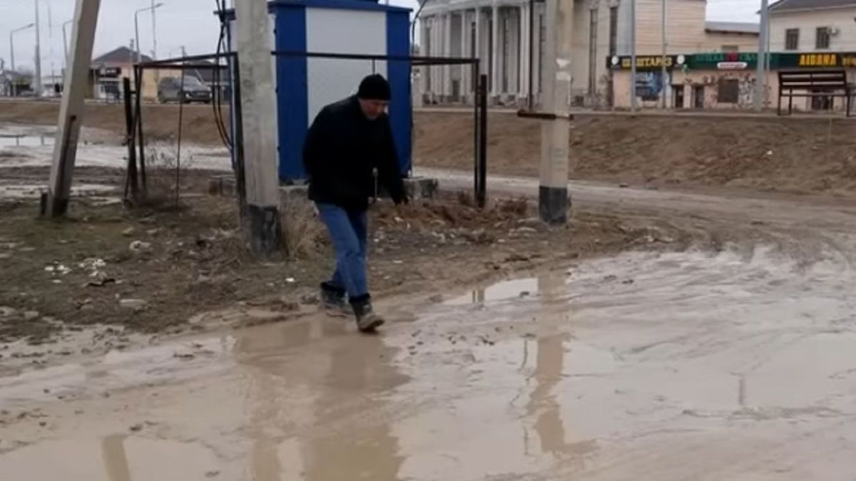 Житель Баскудука идет по дороге