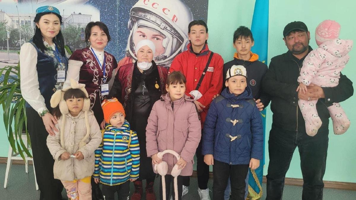 Көпбалалы ана балаларымен бірге Көпбалалы ана балаларымен бірге