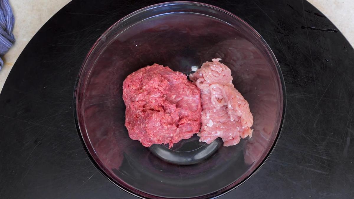 Два вида фарша: свиной и говяжий в стеклянной емкости