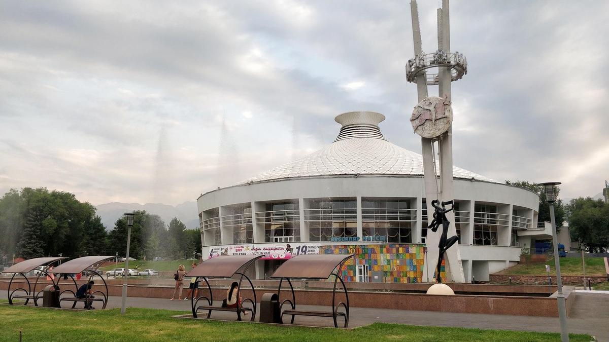 Фонтан близ цирка