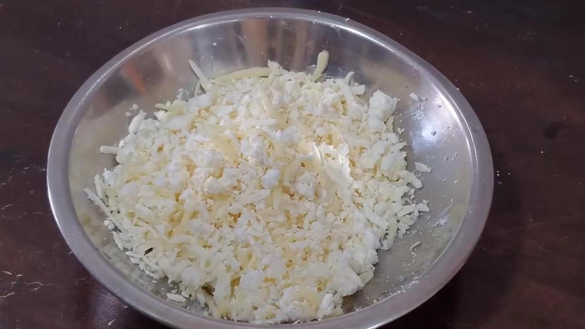 Натертый крупно сыр