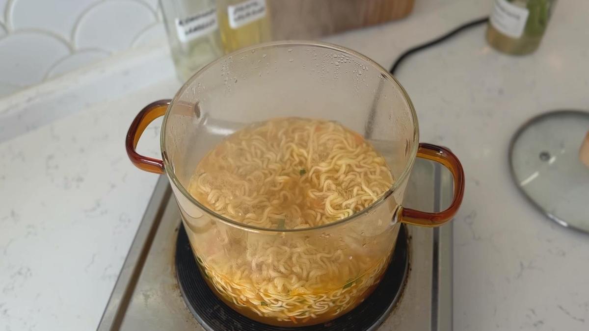 Лапшу отваривают в кипящем бульоне