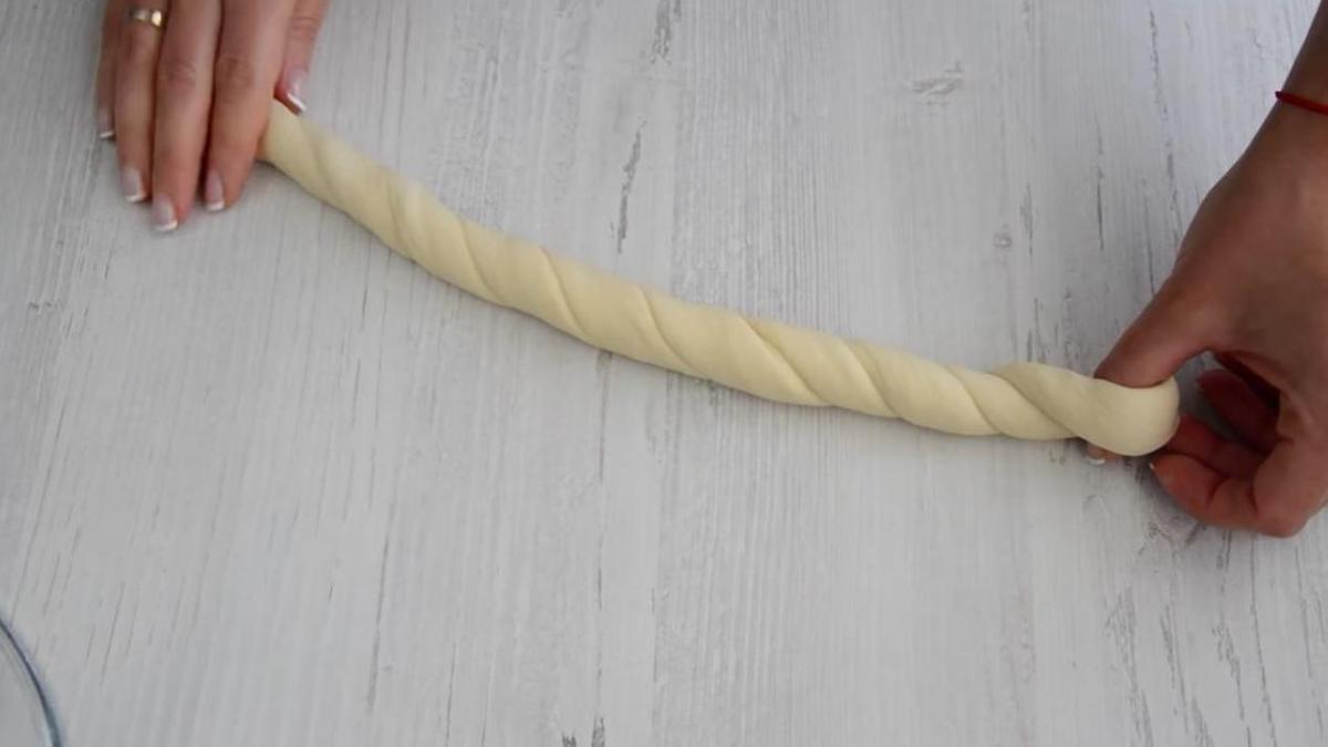 Скатывание теста в жгут