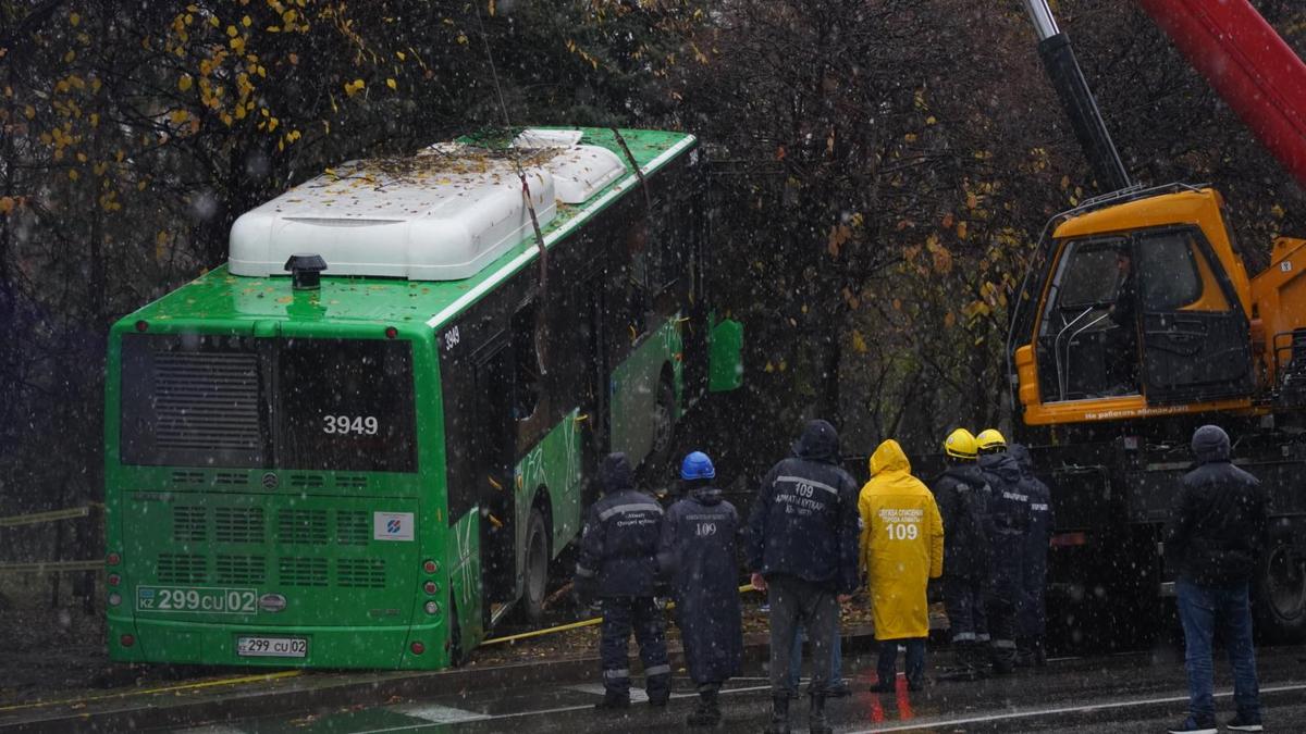 Автобус поднимают на эвакуатор