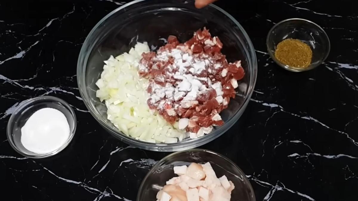 Нарезанная баранина с луком и солью