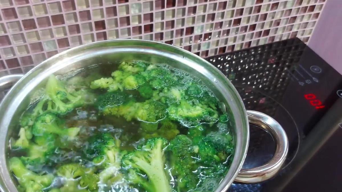 Соцветия брокколи в кастрюле с кипятком