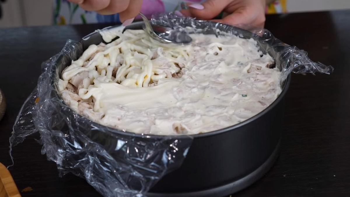 Слой курицы щедро покрывают майонезом