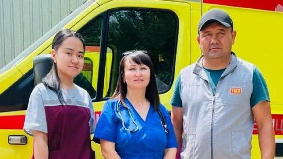 Фельдшеры и водитель машины скорой помощи Фельдшеры и водитель машины скорой помощи