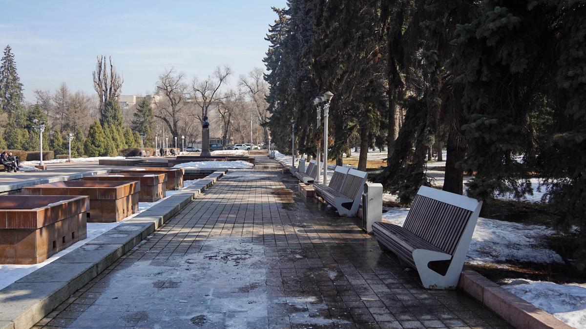 Тающий лед в парке в солнечный день