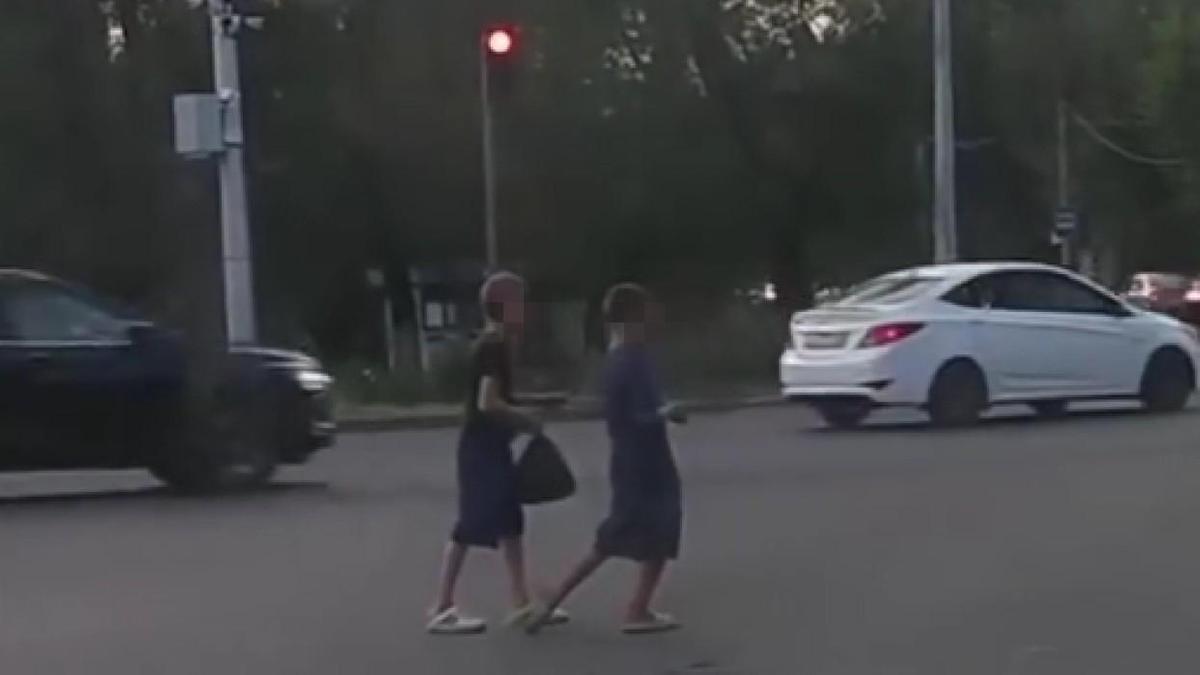 Дети остановились посреди дороги в Таразе Дети остановились посреди дороги в Таразе
