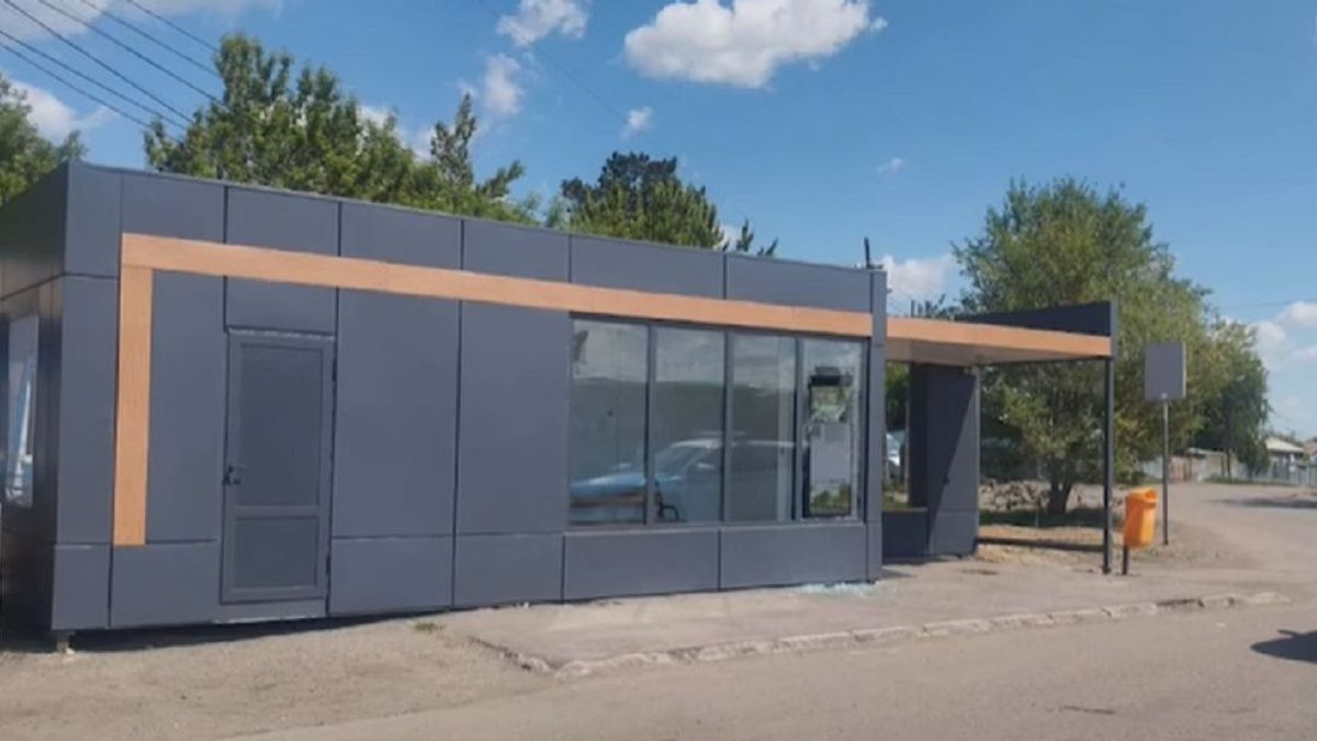 Разбитая остановка в Астане