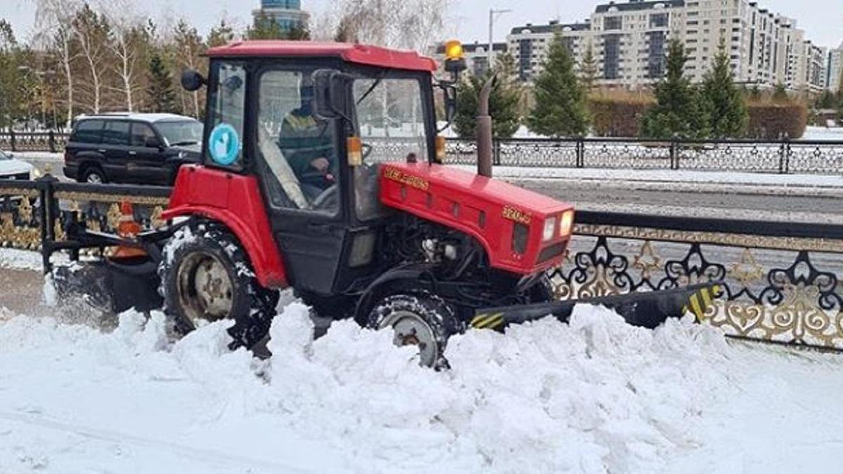 Снегоуборочная техника работает в Нур-Султане