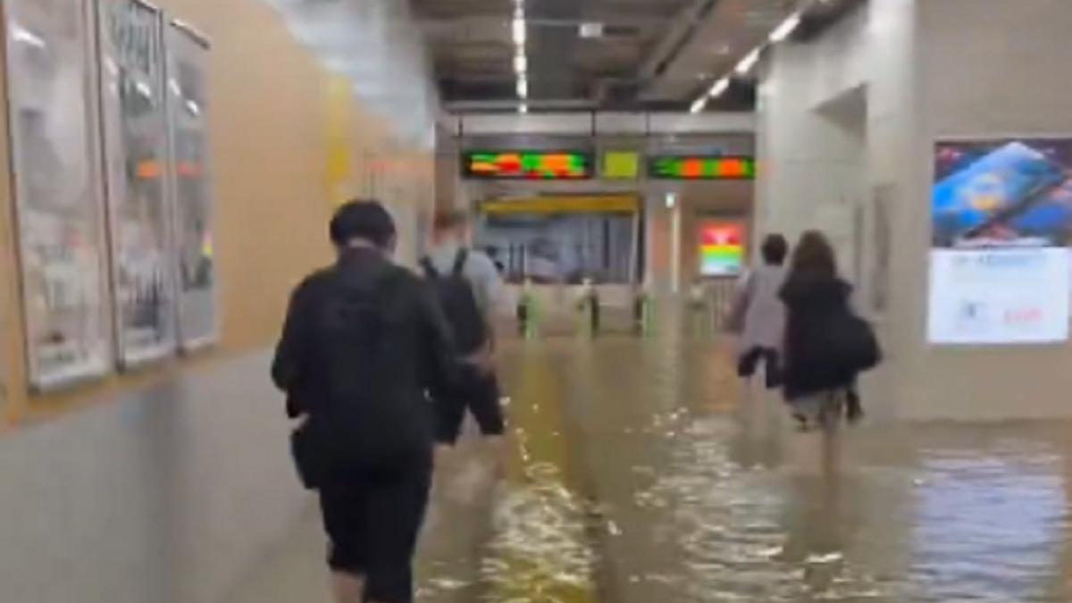 Люди идут по подтопленному метро