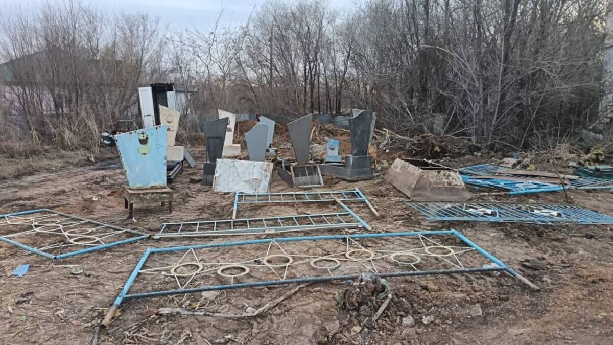 Могильные надгробья и ограждения