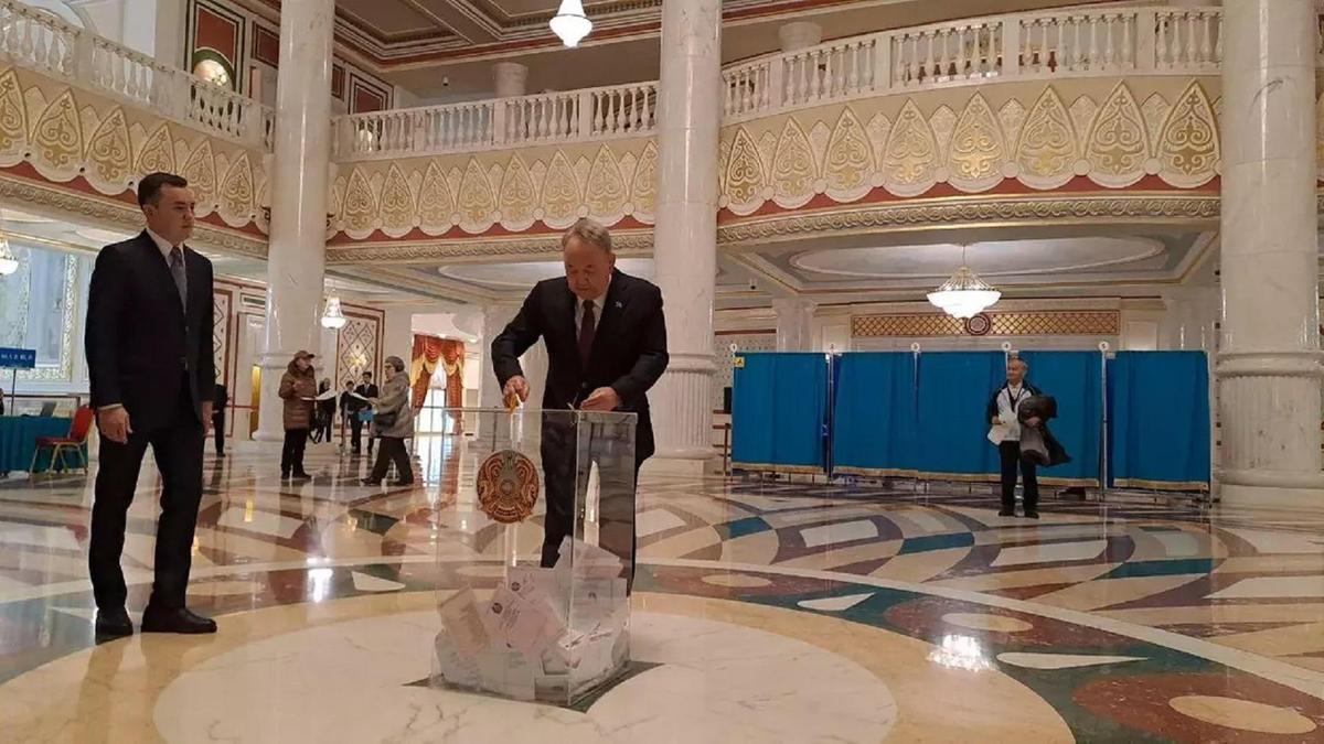 Нұрсұлтан Назарбаев сайлауда дауыс берді Нұрсұлтан Назарбаев сайлауда дауыс берді