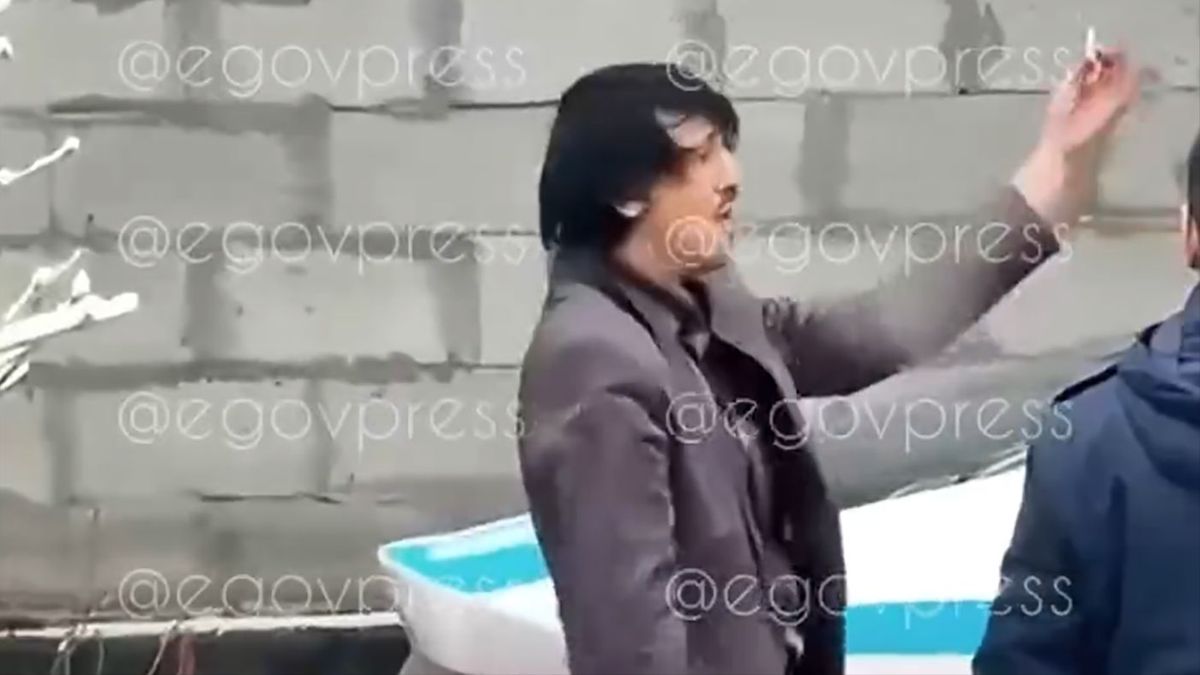 Мужчина возле наркоцентра