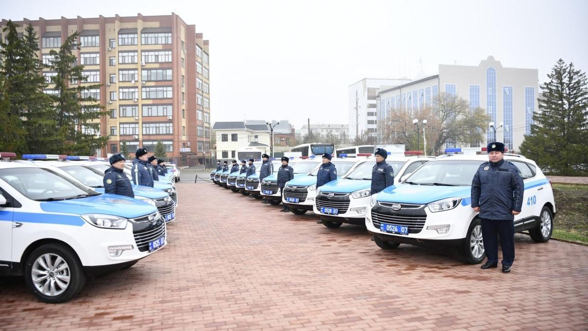 Полицейские рядом с автомобилями