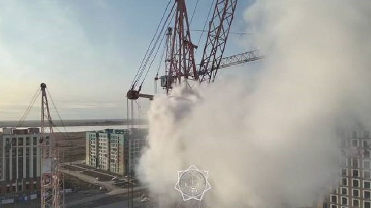 Кабина башенного крана горит в Астане