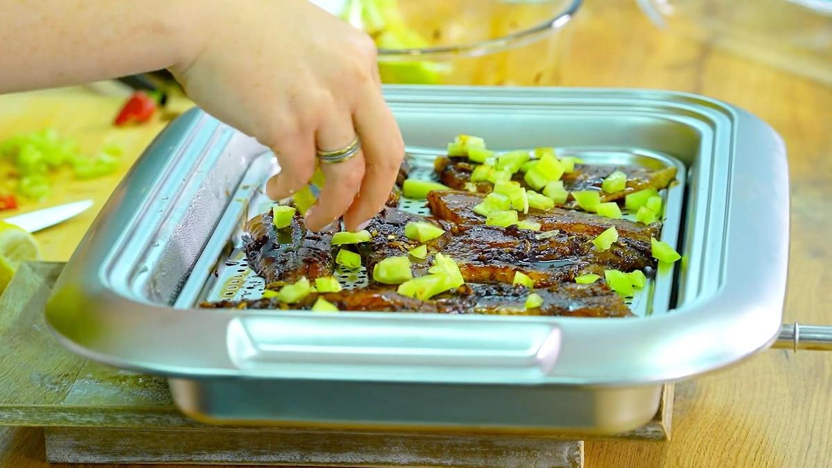 Филе судака и сладкий перец в форме для приготовления