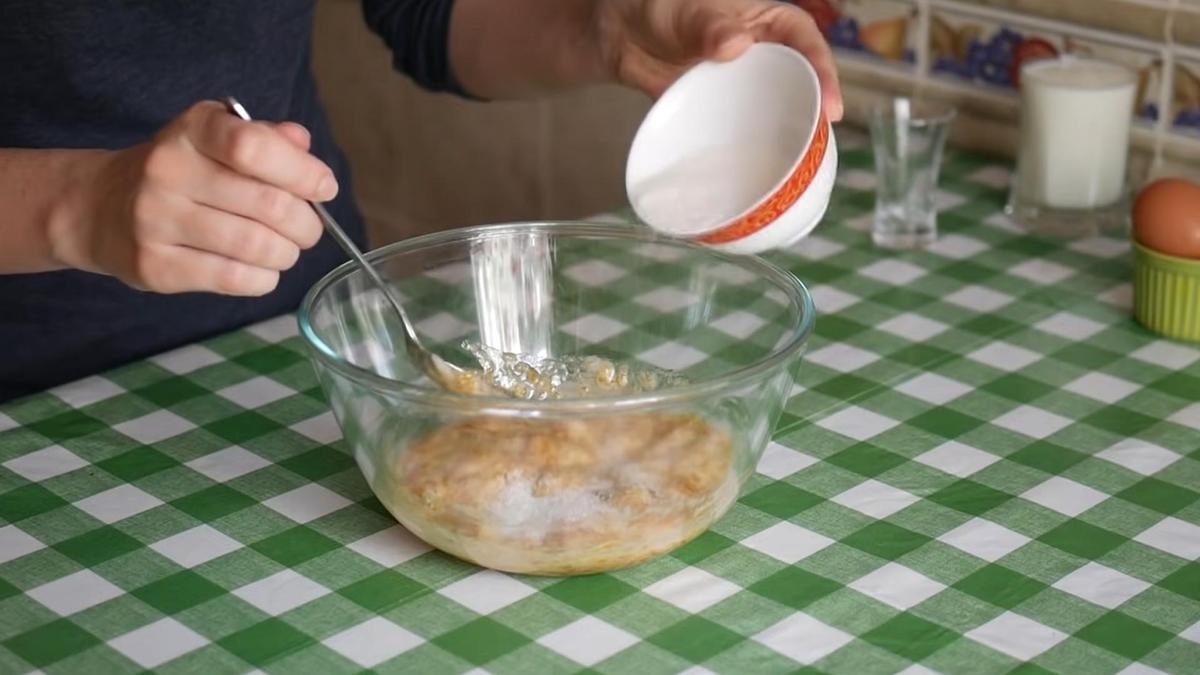 В миску с вареньем насыпают сахар из пиалы