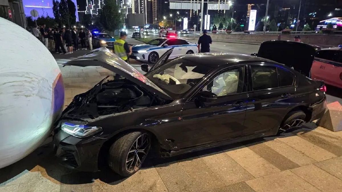 Автомобиль въехал в шар