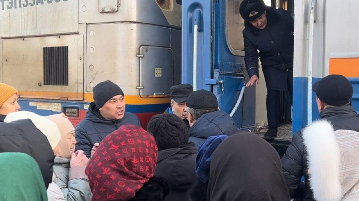 Родители возле поезда в Мангистау Родители возле поезда в Мангистау