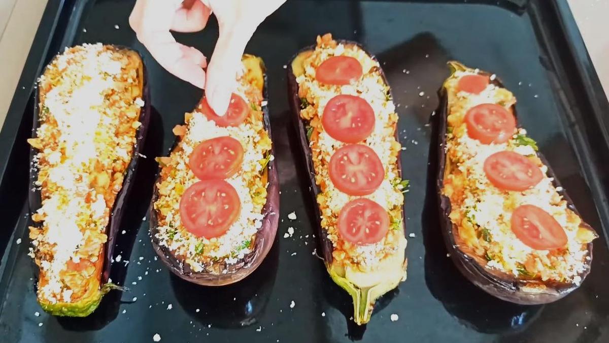 Украшение баклажанов кружками помидоров