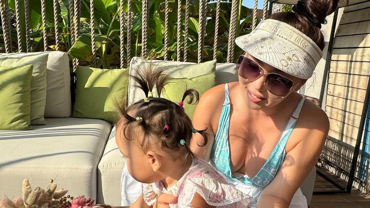 Баян Алагузова с дочерью Алмой