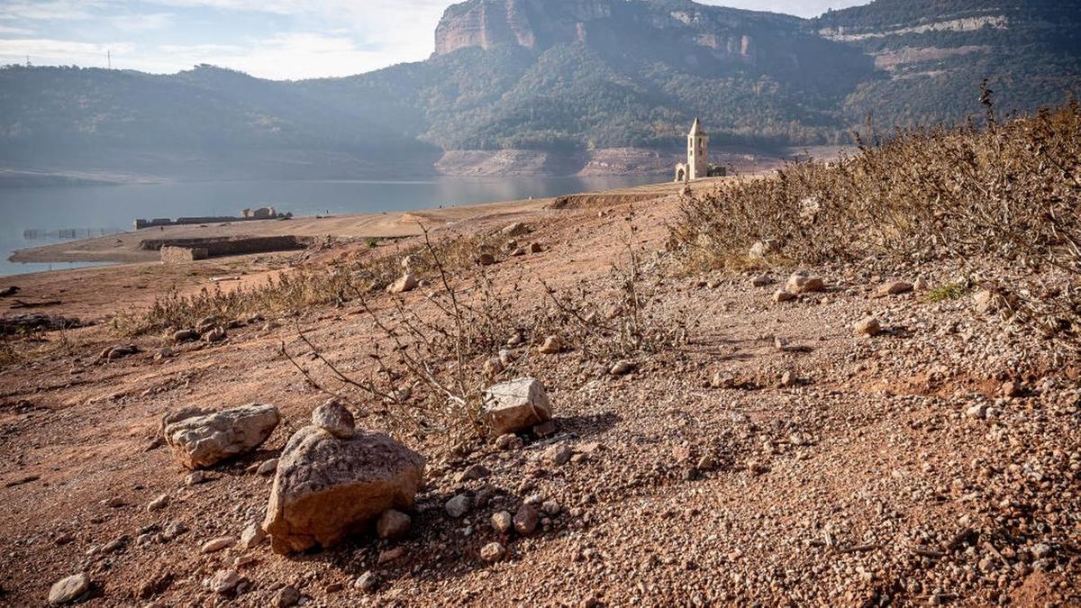 Отступивший в результате засухи берег водохранилища Панта-де-Сау в Каталонии, Испания