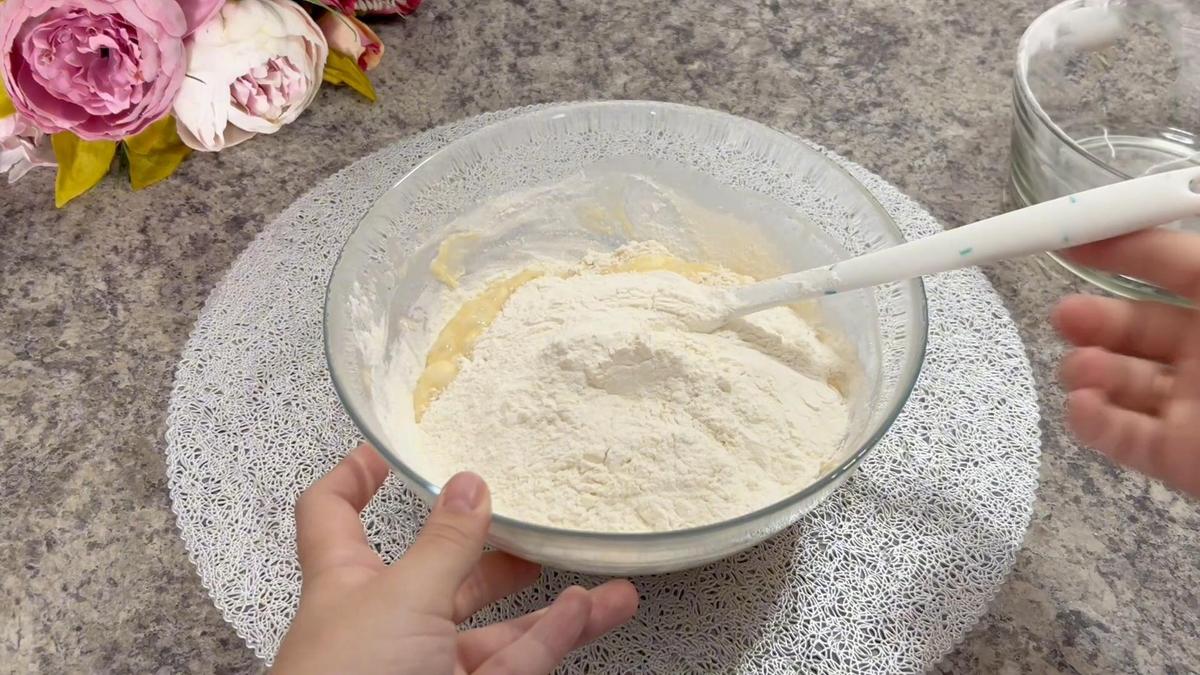 В стеклянную миску насыпают муку