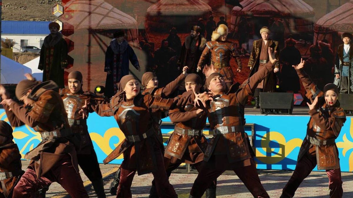 Концерт мангистауских артистов у подножия горы Отпан