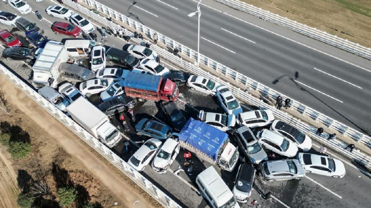 Столкнувшиеся автомобили и грузовики на мосту