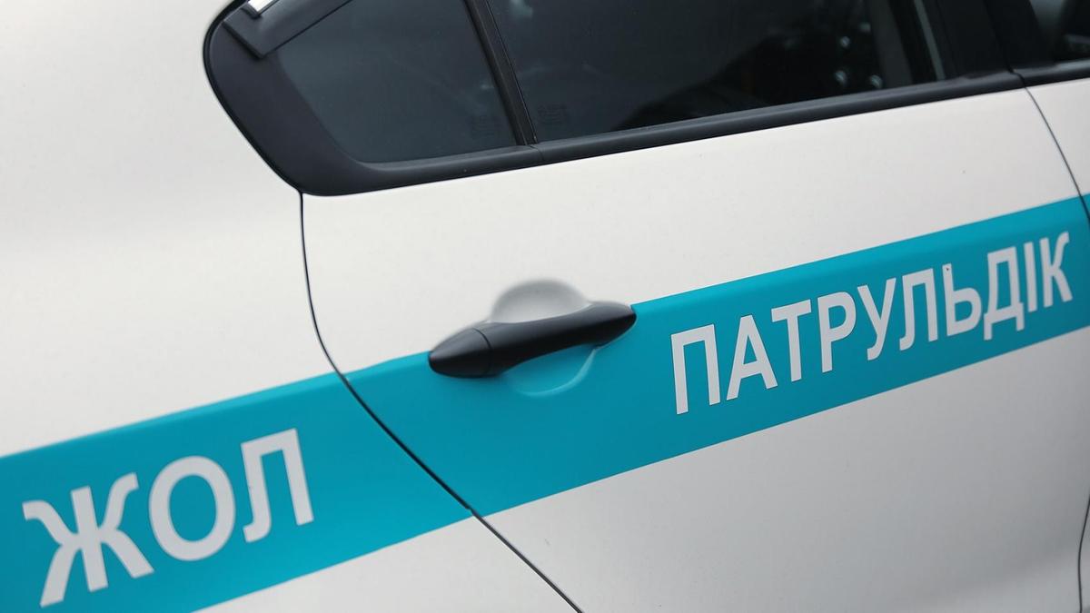 Полицейское авто стоит