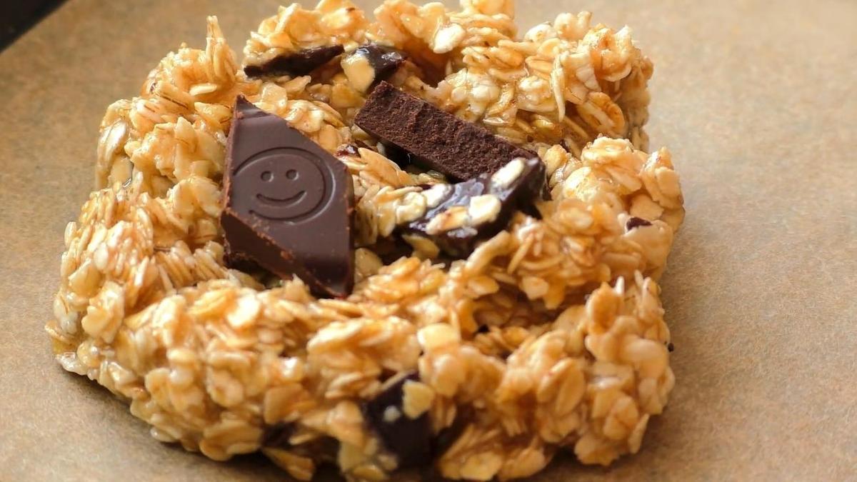 Украшенное шоколадом печенье