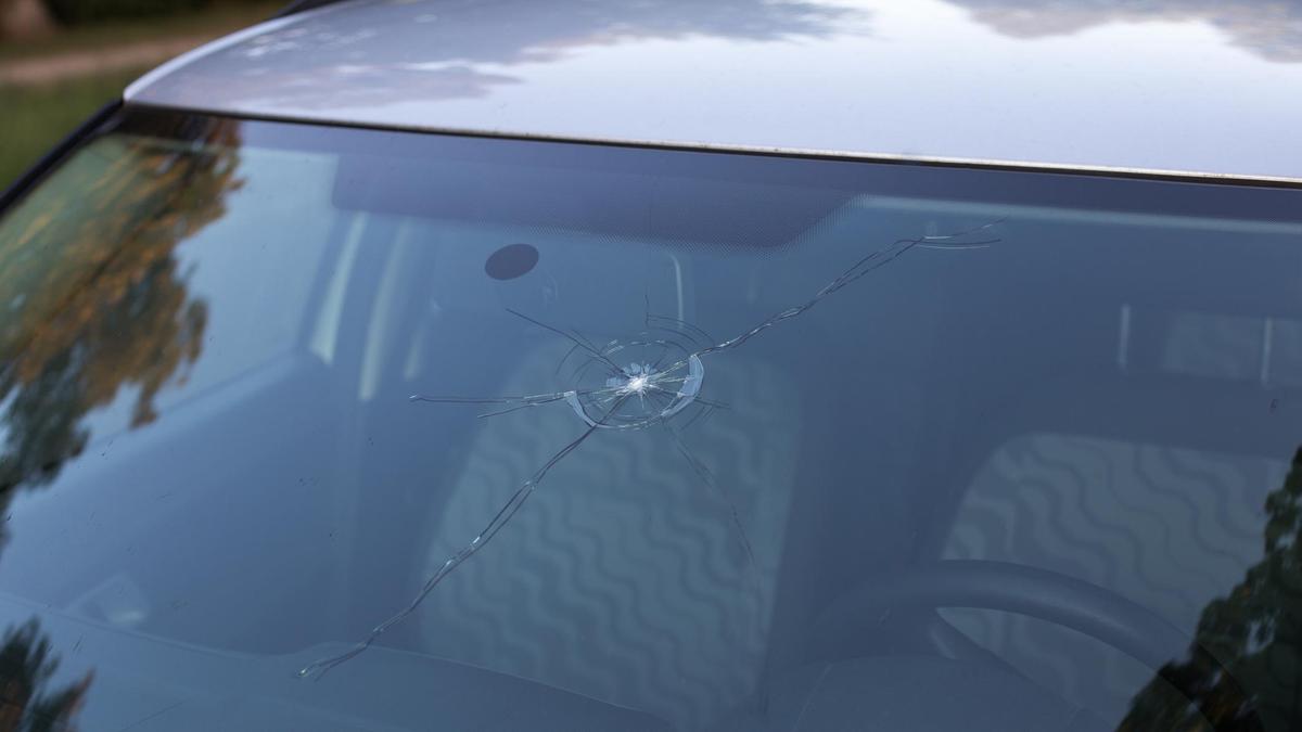 Трещина на лобовом стекле авто Трещина на лобовом стекле авто
