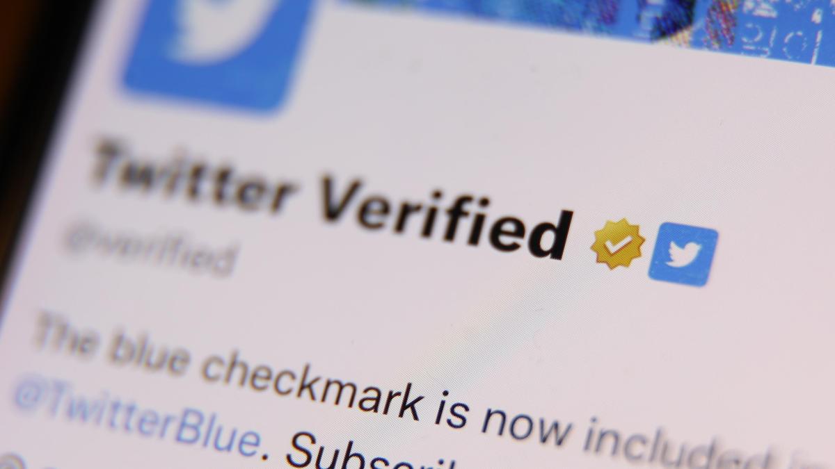 Синяя галочка Twitter на экране смартфона Синяя галочка Twitter на экране смартфона