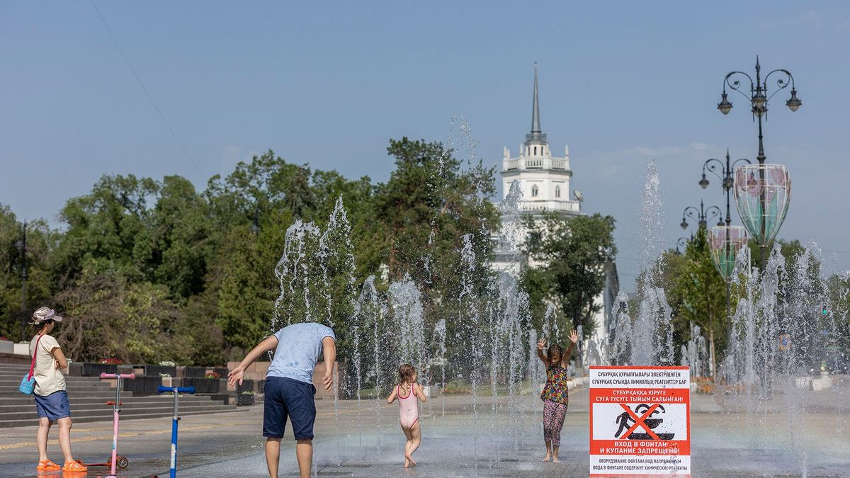 "Сухой" фонтан на Толе би
