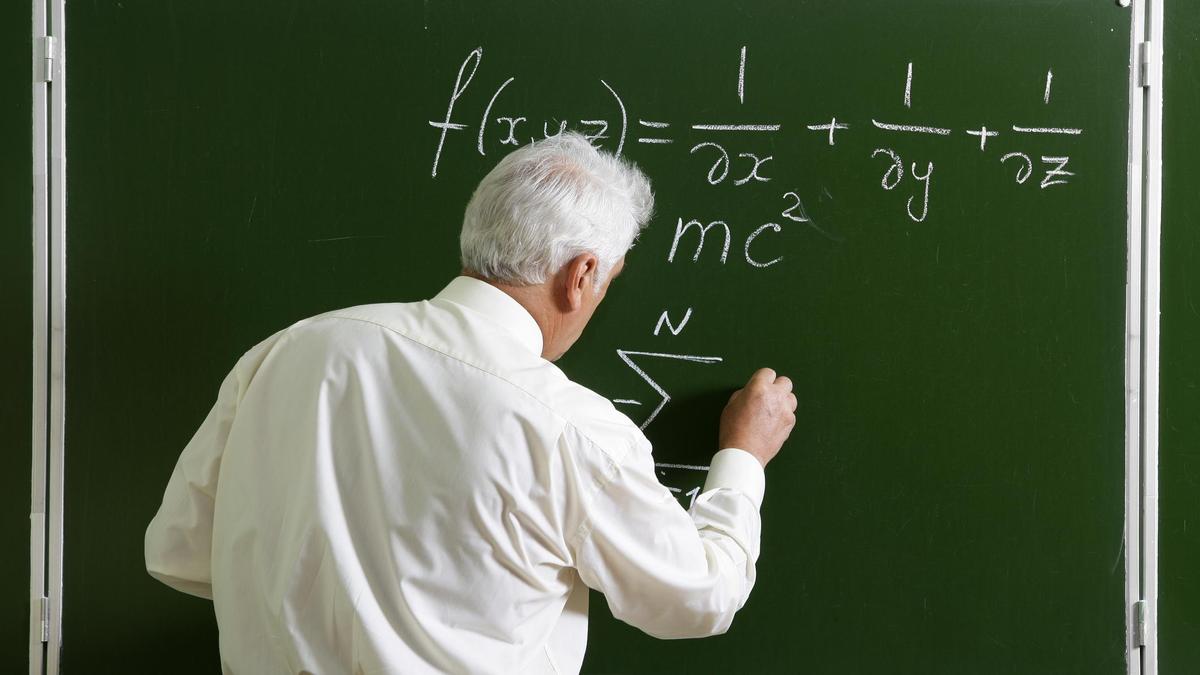 Учитель пишет на доске