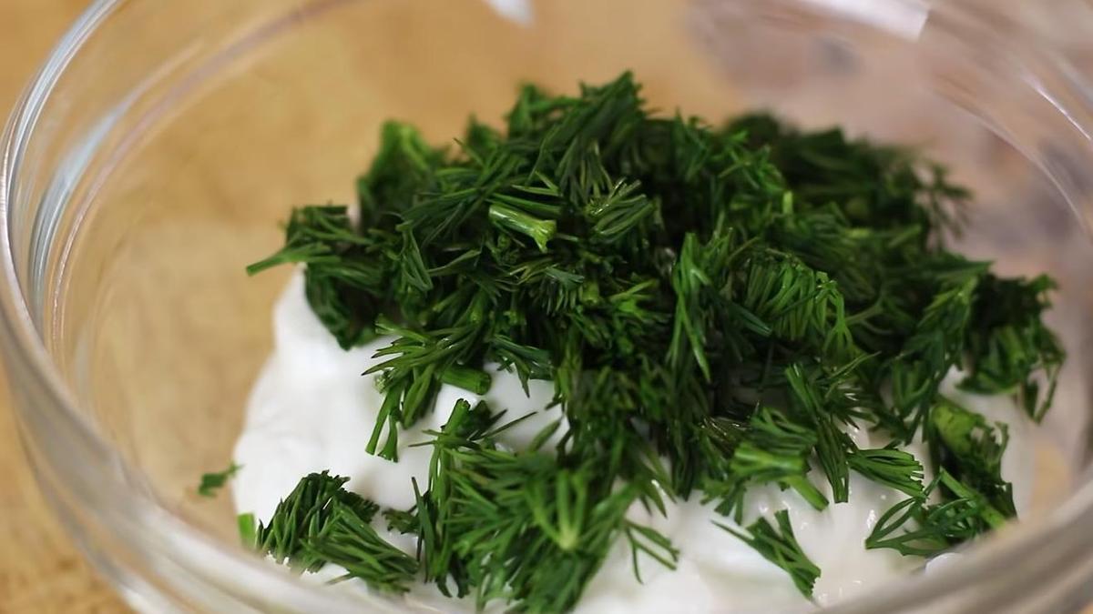 Укроп со сметаной в миске