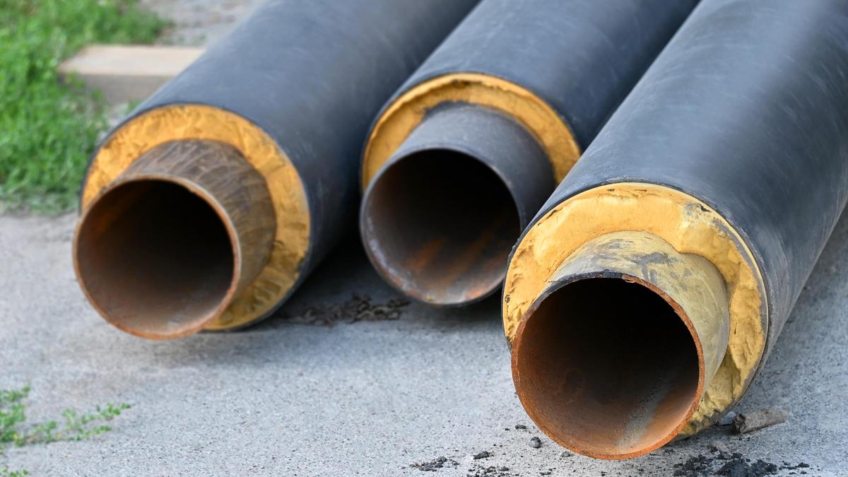 Трубы лежат на земле