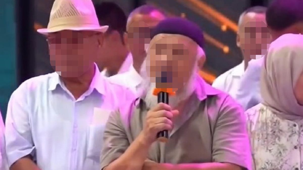 тойда тілек айтуға шыққан ер адам