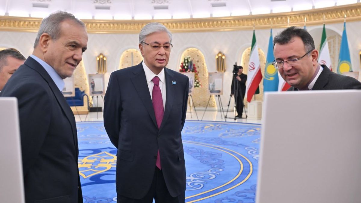 Касым-Жомарт Токаев и Масуд Пезешкиан осматривают выставку