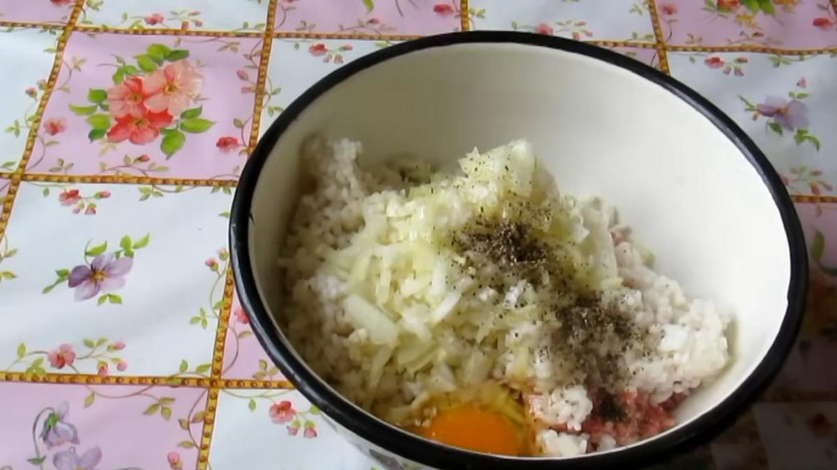 В миске ингредиенты фарша на тефтели