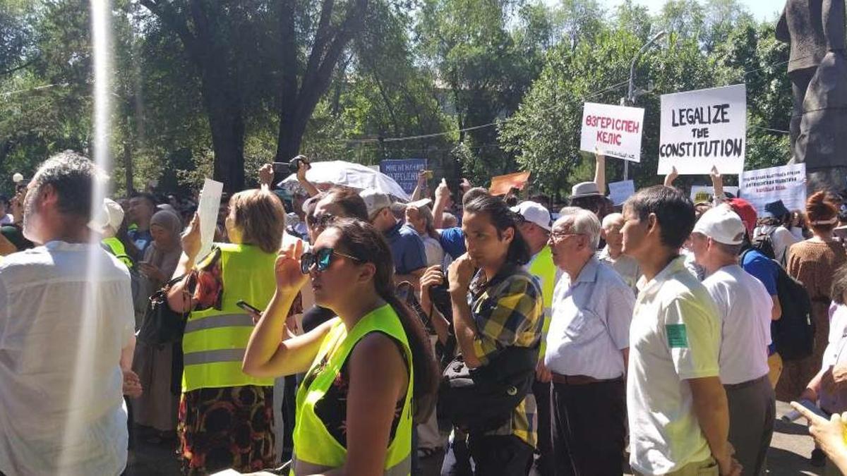 Люди собрались на митинг