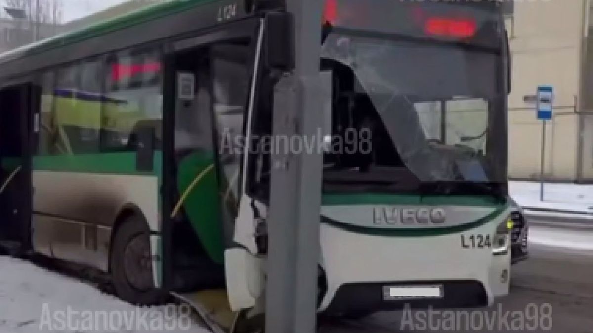 Автобус врезался в столб