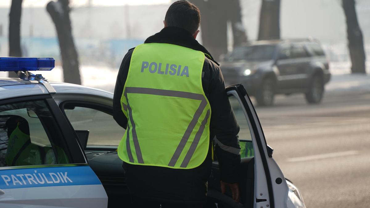 Сотрудник полиции садится в патрульный автомобиль