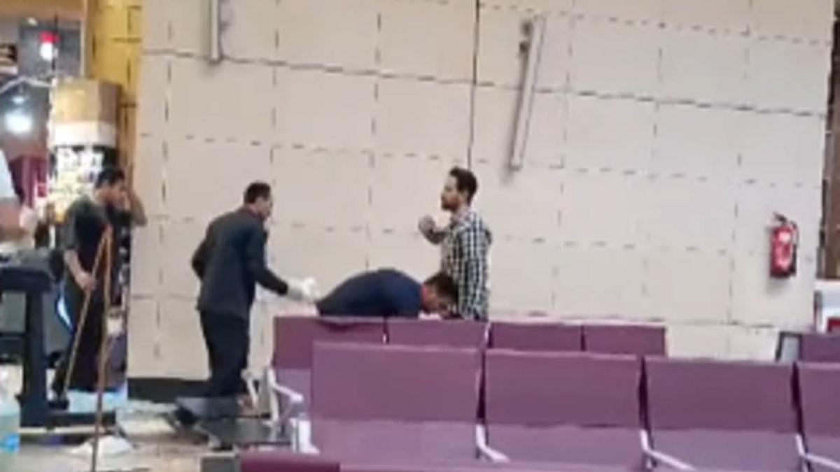 Службы аэропорта проводят уборку после трагедии в Шар-эль-Шейхе Службы аэропорта проводят уборку после трагедии в Шар-эль-Шейхе