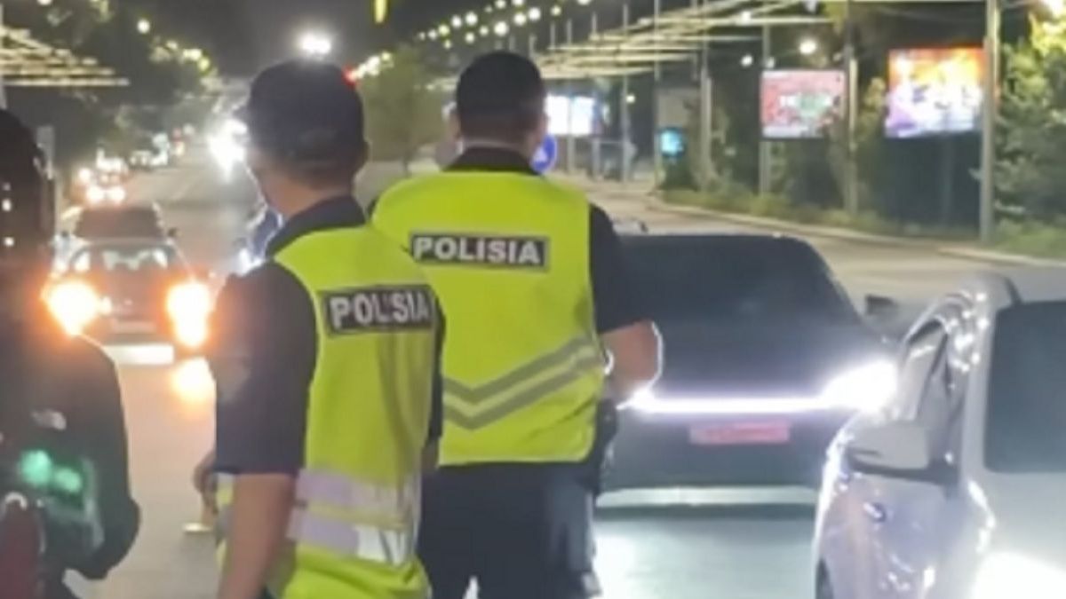 Рейд полиции по методу "бутылочного горлышка" в Алматы
