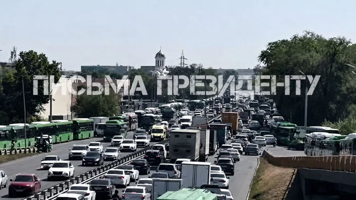 Кезекте тұрған автобустар